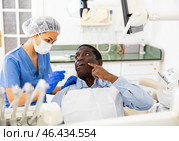 Patient points with his finger which tooth hurts. Complains to the dentist about toothache. Стоковое фото, фотограф Яков Филимонов / Фотобанк Лори