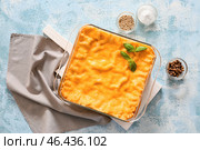 Форма для выпечки с подготовленной лазаньей на цветном фоне. Стоковое фото, фотограф Pixel_shot / Фотобанк Лори
