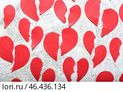 Много разбитых сердец на светлом фоне. Концепция развода. Стоковое фото, фотограф Pixel_shot / Фотобанк Лори