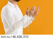 Мусульманин молится на цветном фоне. Стоковое фото, фотограф Pixel_shot / Фотобанк Лори