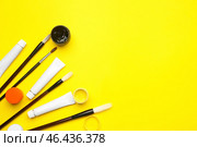 Принадлежности для занятий каллиграфией на цветном фоне. Стоковое фото, фотограф Pixel_shot / Фотобанк Лори