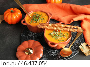 Вкусный тыквенный крем-суп в горшочках на темном фоне. Стоковое фото, фотограф Pixel_shot / Фотобанк Лори