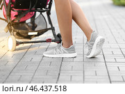Афроамериканка с коляской на улице. Стоковое фото, фотограф Pixel_shot / Фотобанк Лори