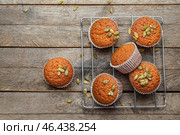 Решетка для охлаждения вкусных тыквенных маффинов на столе. Стоковое фото, фотограф Pixel_shot / Фотобанк Лори