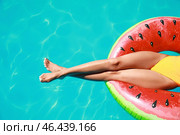 Красивая молодая женщина отдыхает на плавательном кольце в бассейне. Стоковое фото, фотограф Pixel_shot / Фотобанк Лори