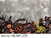 Части кальяна и фруктов на темном фоне. Стоковое фото, фотограф Pixel_shot / Фотобанк Лори