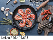 Сковорода с вкусными креветками, раками и мидиями на столе. Стоковое фото, фотограф Pixel_shot / Фотобанк Лори