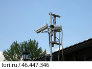 Две камеры видеонаблюдения и система контроля. Стоковое фото, фотограф Ольга Зиновская / Фотобанк Лори