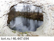 Вид из амбразуры Пятого форта (фокус на амбразуре). Брестская крепость, Белоруссия (2020 год). Редакционное фото, фотограф Алексей Иванов / Фотобанк Лори
