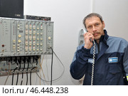 Инженер проверяет работоспособность телефонной связи (2015 год). Редакционное фото, фотограф Александр Тараканов / Фотобанк Лори