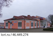 Вокзал станции Кобрин, Брестская область, Беларусь (2020 год). Редакционное фото, фотограф Алексей Иванов / Фотобанк Лори