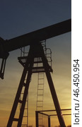 Working oil pump silhouette against sunset. Стоковое видео, видеограф Михаил Коханчиков / Фотобанк Лори