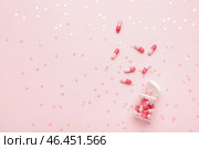 Баночка снотворного на цветном фоне. Стоковое фото, фотограф Pixel_shot / Фотобанк Лори