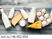 Различные молочные продукты без лактозы на деревянном фоне. Стоковое фото, фотограф Pixel_shot / Фотобанк Лори