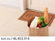 Продукты оставленные курьером службы доставки еды возле двери. Концепция эпидемии. Стоковое фото, фотограф Pixel_shot / Фотобанк Лори