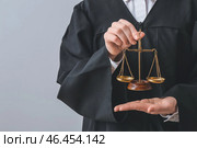 Женщина-судья с весами правосудия на светлом фоне, крупным планом. Стоковое фото, фотограф Pixel_shot / Фотобанк Лори