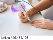 Мастер маникюра работает с современным фрезером в салоне красоты, крупным планом. Стоковое фото, фотограф Pixel_shot / Фотобанк Лори