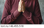 Woman is praying in front of a book. Стоковое AI-видео, аниматор Sergey Grishin / Фотобанк Лори