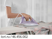 Женщина гладит одежду дома. Стоковое фото, фотограф Pixel_shot / Фотобанк Лори