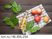 Бутылка яблочного уксуса на деревянном фоне. Стоковое фото, фотограф Pixel_shot / Фотобанк Лори