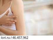 Красивая молодая женщина, применяя крем для тела в домашних условиях, крупным планом. Стоковое фото, фотограф Pixel_shot / Фотобанк Лори