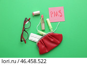 Композиция с сумкой, тампоны, таблетки, очки и бумага с текстом ПМС на цветном фоне. Стоковое фото, фотограф Pixel_shot / Фотобанк Лори