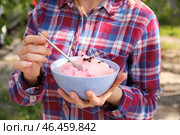 Женщина с миской вкусного бритого льда на открытом воздухе, крупным планом. Стоковое фото, фотограф Pixel_shot / Фотобанк Лори