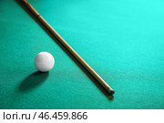 Кий с мячом на бильярдном столе. Стоковое фото, фотограф Pixel_shot / Фотобанк Лори
