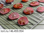 Охлаждающая подставка со вкусной сырой свекольной крошкой на деревянном столе. Стоковое фото, фотограф Pixel_shot / Фотобанк Лори