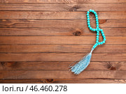 Мусульманские бусы на деревянном фоне. Стоковое фото, фотограф Pixel_shot / Фотобанк Лори