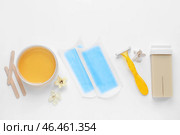 Набор для удаления волос на белом фоне. Стоковое фото, фотограф Pixel_shot / Фотобанк Лори