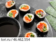 Вкусные суши роллы и соевый соус на столе. Стоковое фото, фотограф Pixel_shot / Фотобанк Лори