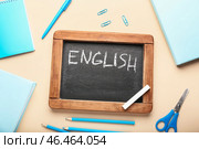 Классная доска с текстом АНГЛИЙСКИЙ и канцелярские товары на цветном фоне. Стоковое фото, фотограф Pixel_shot / Фотобанк Лори
