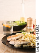 Тарелка вкусных макарон с куриным филе на гриле на столе. Стоковое фото, фотограф Pixel_shot / Фотобанк Лори