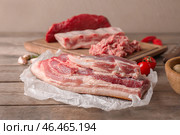 Сырой свиной окорок на деревянный стол. Свежие мясные продукты. Стоковое фото, фотограф Pixel_shot / Фотобанк Лори