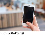 Женщина с мобильным телефоном заказывает доставку еды онлайн на дом. Стоковое фото, фотограф Pixel_shot / Фотобанк Лори