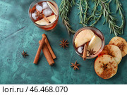Бокалы с яблочным сидром и корицей на столе. Стоковое фото, фотограф Pixel_shot / Фотобанк Лори