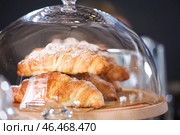 Вкусные круассаны на деревянной доске в пекарне. Стоковое фото, фотограф Pixel_shot / Фотобанк Лори