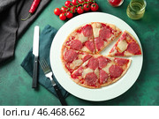 Тарелка с кусочками пиццы пепперони на столе. Стоковое фото, фотограф Pixel_shot / Фотобанк Лори