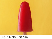Вкусное клубничное эскимо на цветном фоне. Стоковое фото, фотограф Pixel_shot / Фотобанк Лори