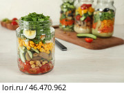 Вкусный овощной салат в масонной банке на деревянном столе. Стоковое фото, фотограф Pixel_shot / Фотобанк Лори