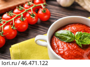 Супница с вкусным томатным соусом на столе, крупным планом. Стоковое фото, фотограф Pixel_shot / Фотобанк Лори