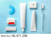 Зубная щетка, капа, паста и зубная нить на цветном фоне. Стоковое фото, фотограф Pixel_shot / Фотобанк Лори