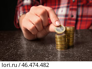 Женщина штабелируя монетки на таблице, крупном плане. Концепция сбережений. Стоковое фото, фотограф Pixel_shot / Фотобанк Лори