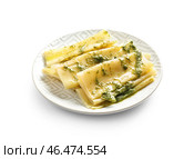 Тарелка вкусных макарон с соусом песто на белом фоне. Стоковое фото, фотограф Pixel_shot / Фотобанк Лори