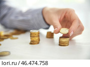 Женщина штабелируя монетки на таблице, крупном плане. Концепция сбережений. Стоковое фото, фотограф Pixel_shot / Фотобанк Лори