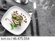 Вкусные рулетики из цуккини с соусом на тарелке. Стоковое фото, фотограф Pixel_shot / Фотобанк Лори