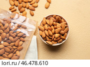 Чаша вкусного миндаля на цветном фоне. Стоковое фото, фотограф Pixel_shot / Фотобанк Лори