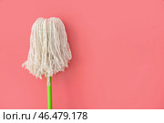 Швабра на цветном фоне. Стоковое фото, фотограф Pixel_shot / Фотобанк Лори