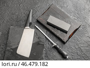 Нож с точилкой и точильным камнем на темном фоне. Стоковое фото, фотограф Pixel_shot / Фотобанк Лори